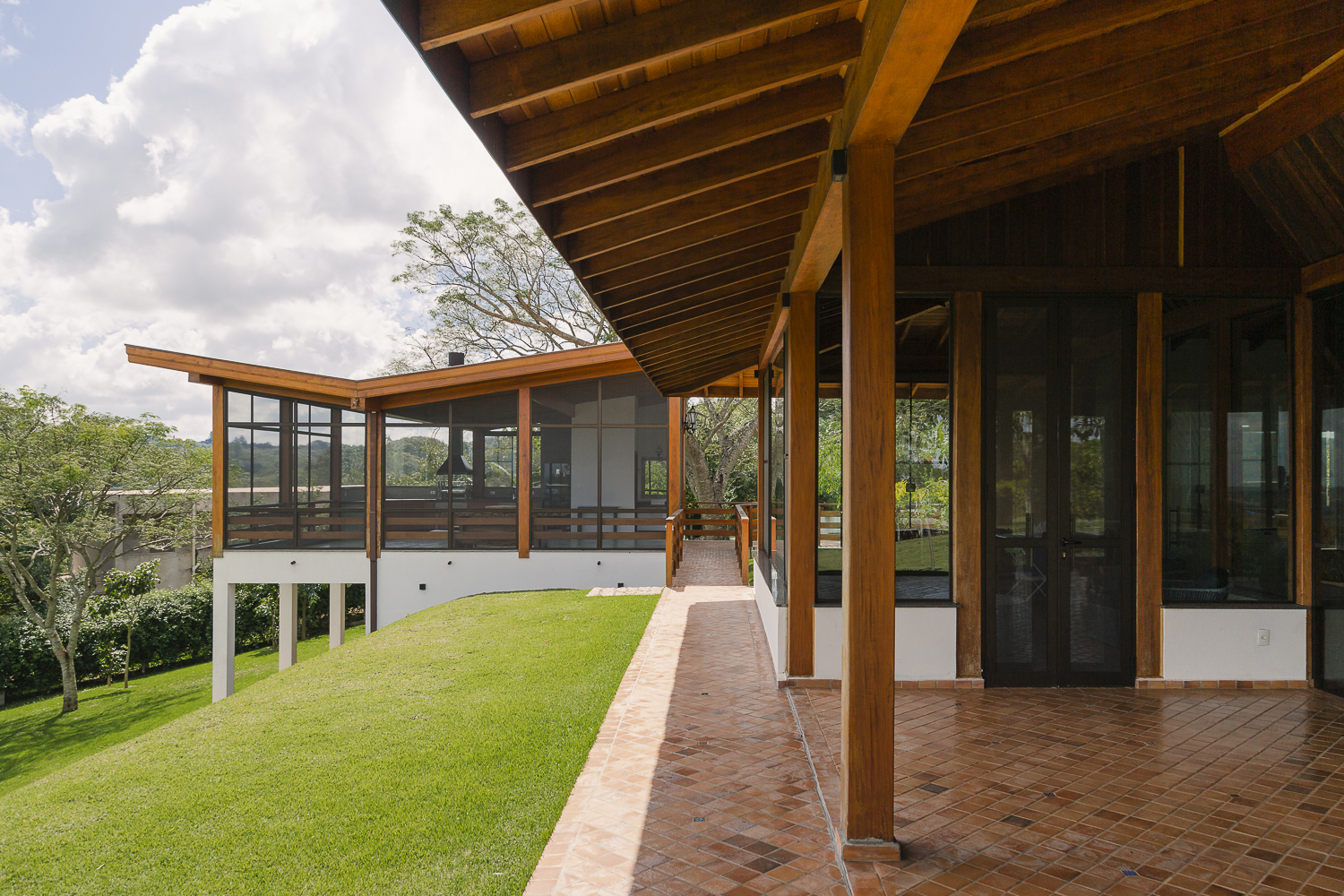 Casa do Parque Itaipu São Carlos. Arquiteto Reginaldo Peronti e Gabriela Peronti. Peronti Arquitetura e Construção.